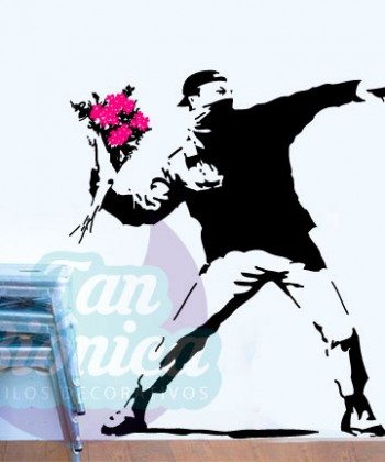 Activista lanzando flores, Banksy, graffiti, vinilo decorativo, esténcil, sticker empavonado y fotomurales